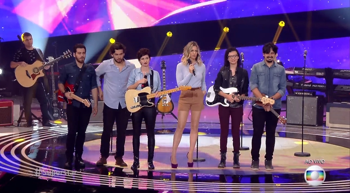 17.abr.2016 - A banda de indie pop Plutão Já Foi Planeta cantou a canção autoral "Viagem Perdida" no palco do programa "SuperStar" - Reprodução/TV Globo