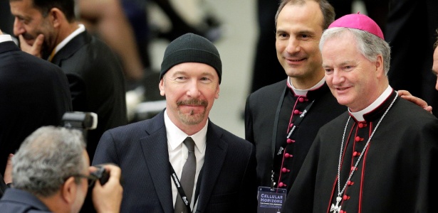 29.abr.2016 - The Edge, guitarrista do U2, posa com o bispo irlandês Paul Tighe no Vaticano - Max Rossi/Reuters