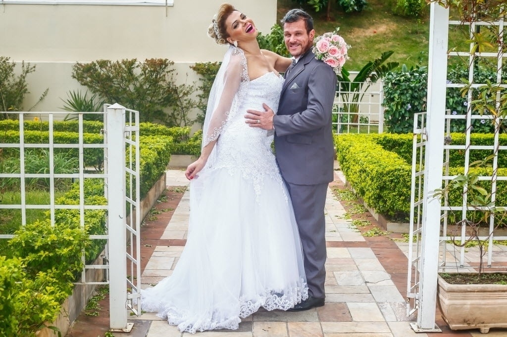 12.mai.2016 - Léo Aquilla e Chico Campadello posam vestidos de noivos e organizam casamento de 700 mil reais