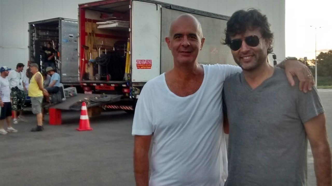 07.mai.2016 - O diretor Henrique Goldman e o escritor Klester Cavalcanti, em Palmas, no Tocantins, nos bastidores das filmagens de "O Nome da Morte" - Divulgação
