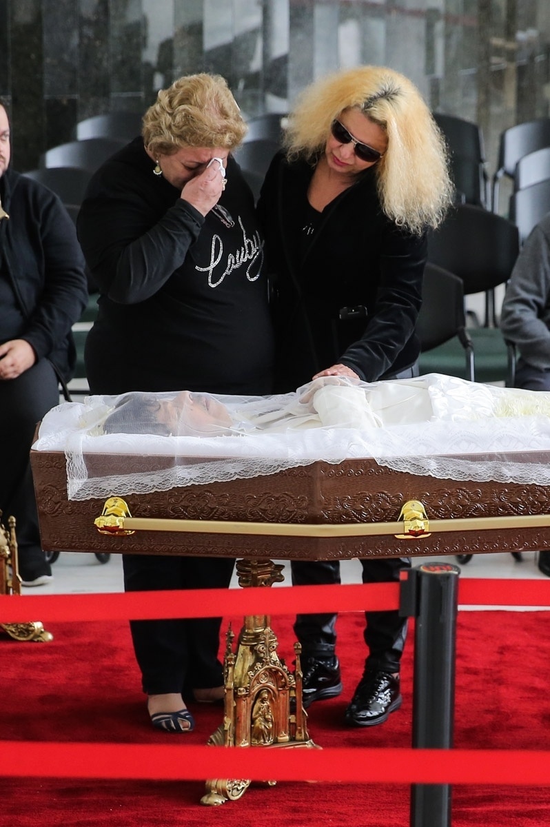 16.mai.2016 - Amigos se despedem do cantor Cauby Peixoto no Salão Nobre da Assembleia Legislativa de São Paulo - Manuela Scarpa/Brazil News
