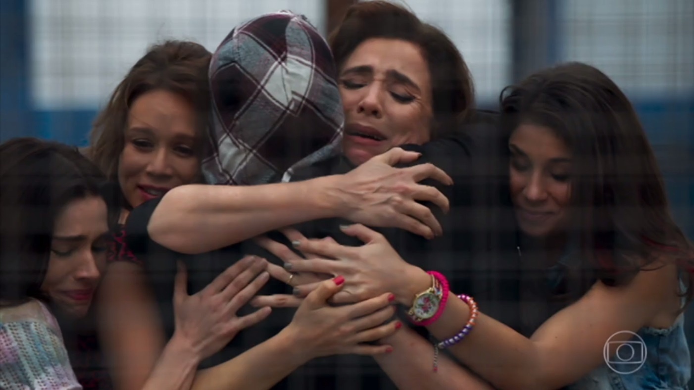 Francesca (Marisa Orth) e suas três filhas abraçam seu primogênito, Giovanni (Jayme Matarazzo), solto após dois anos na cadeia na estreia de "Haja Coração" - Reprodução/TV Globo