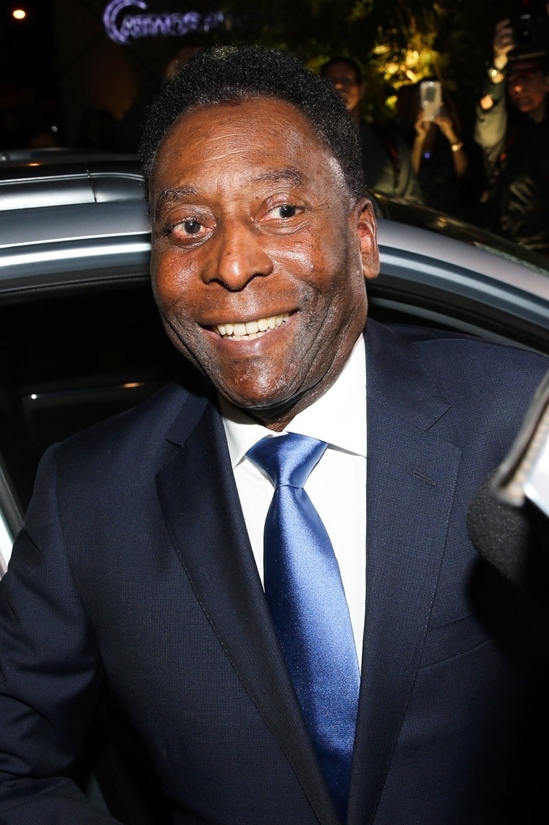 9.jul.2016 - Pelé chega a Buffet no Guarujá, litoral sul de São Paulo, onde acontece cerimônia restrita a amigos e familiares. Noiva do "rei do futebol" é a empresária Marcia Aoki, 25 anos mais jovem que ele - Manuela Scarpa e Marcos Ribas/Brazil News