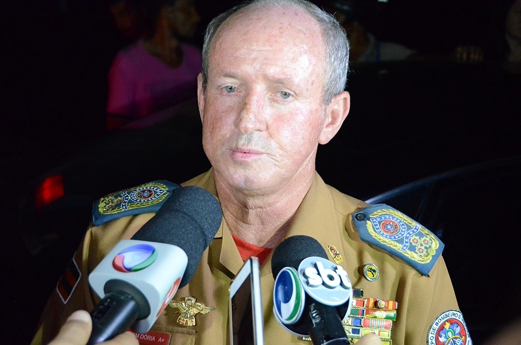 O comandante do Corpo de Bombeiros de Sergipe, Reginaldo Dória,concede entrevista coletiva - Beto Macário/UOL