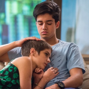 Edu (Matheus Fagundes) consola Letícia (Isabella Santoni) em "A Lei do Amor" - Estevam Avellar/TV Globo - Estevam Avellar/TV Globo