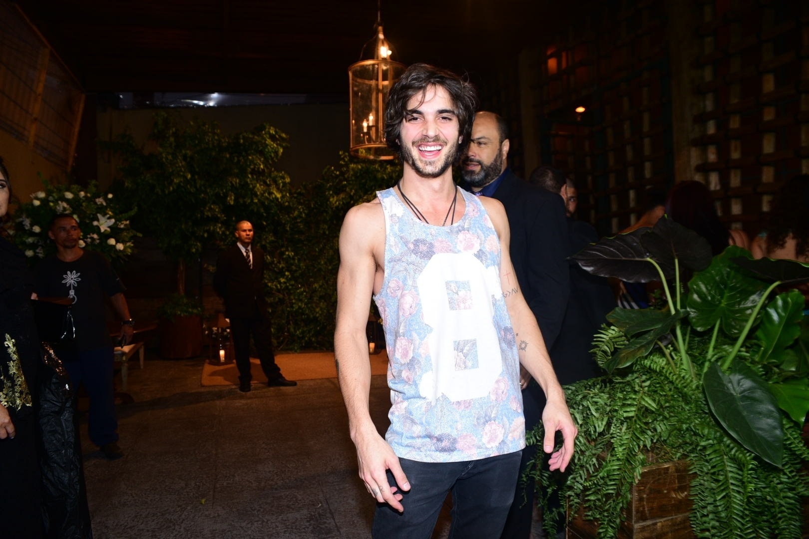 21.nov.2016 - Fiuk, filho de Fábio Jr., e chega à cerimônia do sétimo casamento do pai, em São Paulo, vestindo uma regata - Leo Franco/AgNews