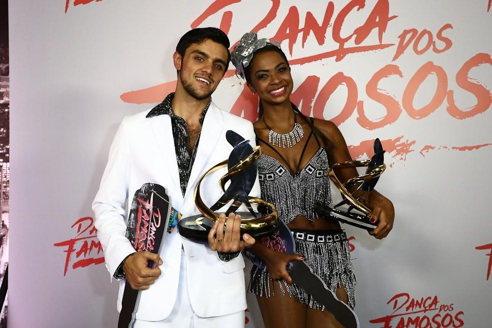 Felipe Simas e a bailarina Carol Agnelo exibem seus troféus após saírem vencedores da 13ª edição da "Dança dos Famosos" - Cláudio Augusto/Brazil News