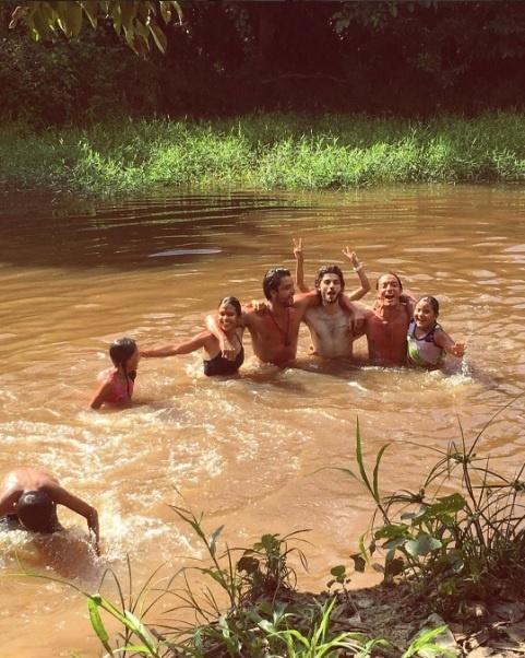 Elenco de "Novo Mundo" faz laboratório em tribo indígena: os atores Chay Suede, Allan Souza Lima, Rodrigo Simas e Jurema Reis na aldeia Parkatêjê, no Pará - Reprodução/Instagram/simasrodrigo