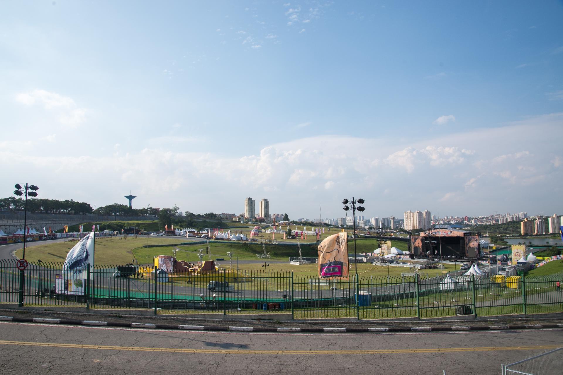 Vista geral da montagem do festival Lollapalooza Brasil 2017, que acontece nos dias 25 e 26 de março no Autódromo de Interlagos, em São Paulo - Débora Klempous/UOL