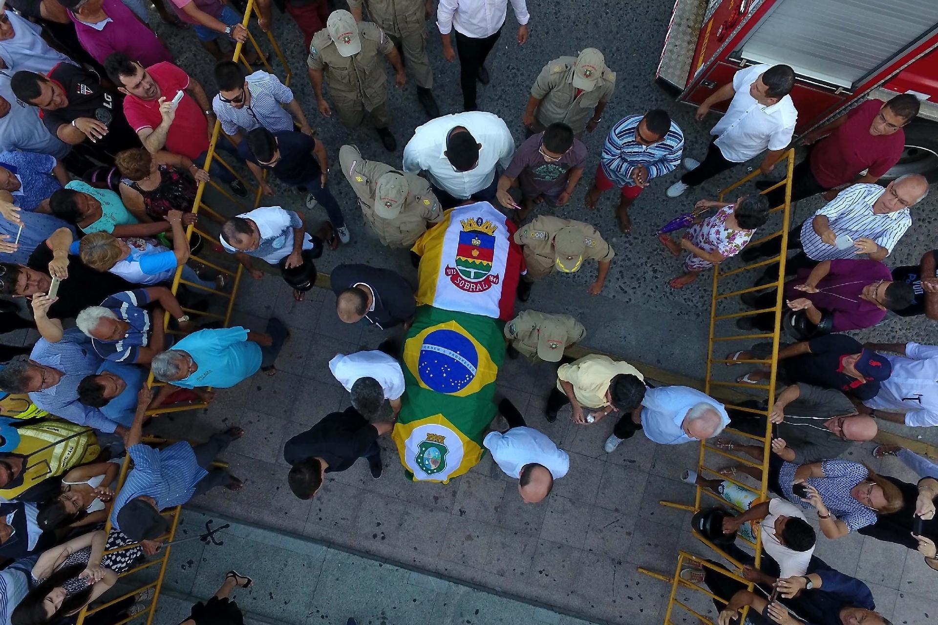 Corpo do cantor Belchior chega para o velório no Teatro São João, em sua cidade natal, em Sobral (CE) - Wellington Macedo/Futura Press/Estadão Conteúdo