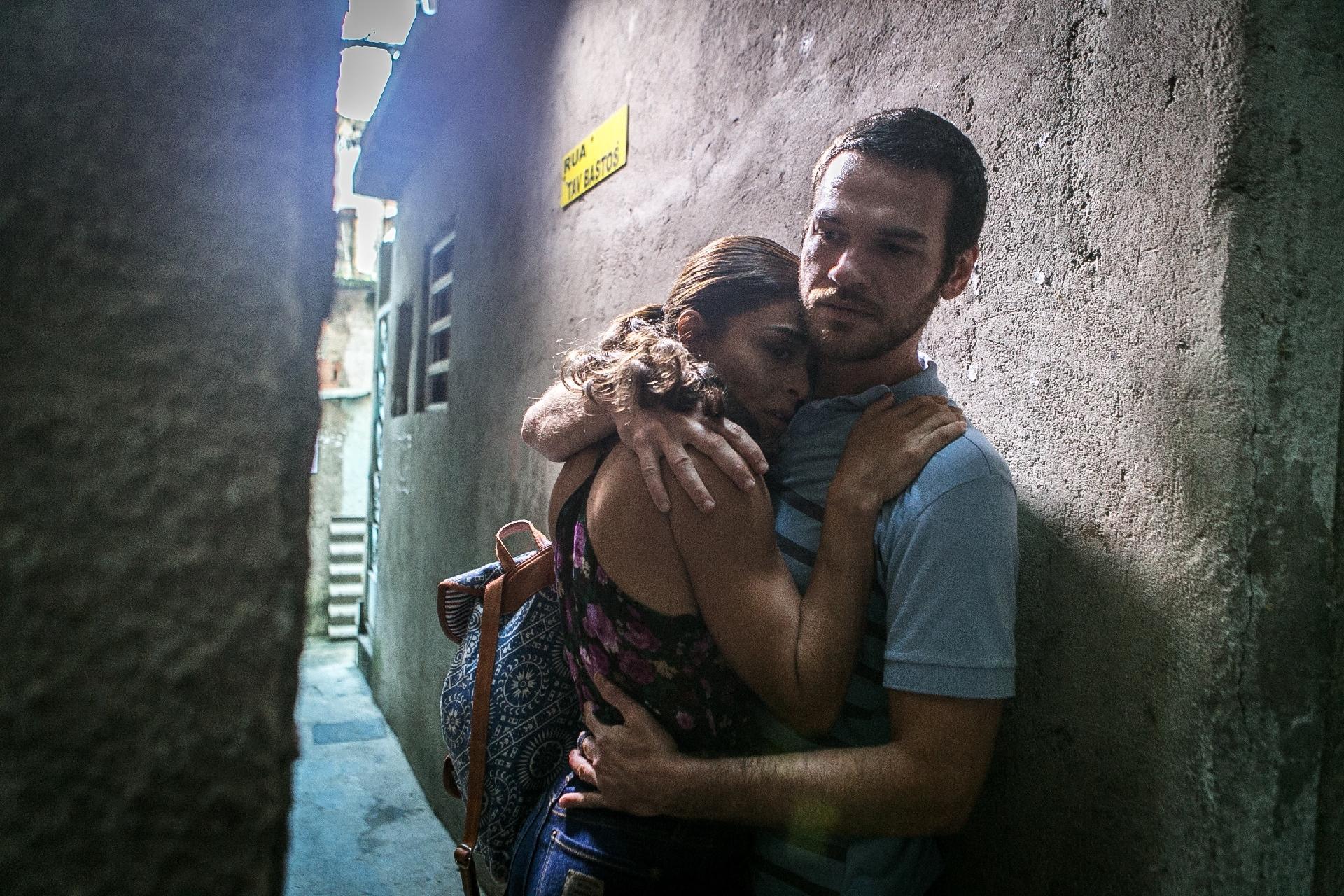 Bibi (Juliana Paes) ajuda Rubinho (Emilio Dantas) a fugir da prisão em "A Força do Querer" - Raquel Cunha/TV Globo