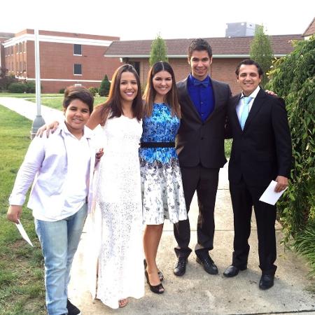 Viviane e Romildo aceitaram as mudanças, mas os filhos Fernando(à esq.), Isabella (de branco) e Jhonatan (de camisa azul) resistiram no início - Arquivo pessoal - Arquivo pessoal