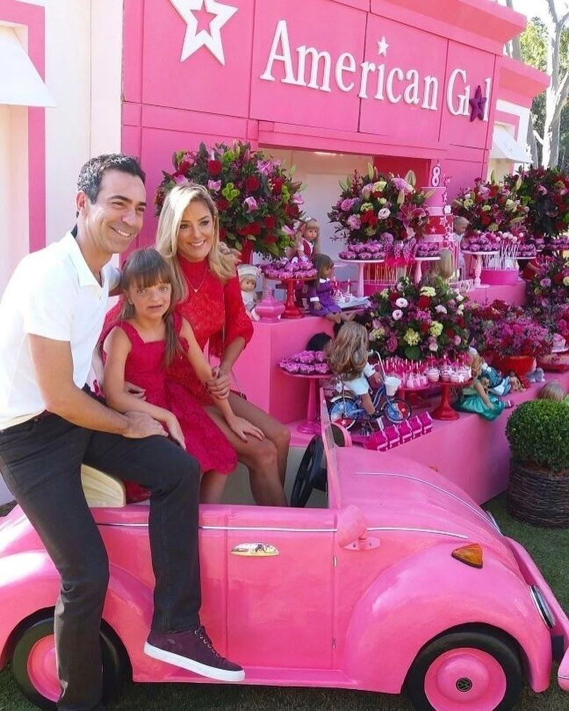 Rafa Justus se diverte em carrinho cor de rosa ao lado da mãe, Ticiane Pinheiro, e de César Tralli em sua festa de oito anos - Reprodução/Instagram