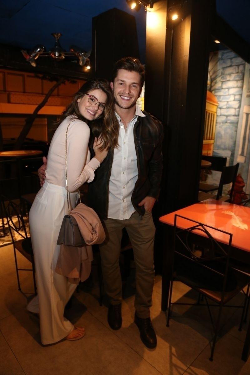 Os noivos Camila Queiroz e Klebber Toledo também marcaram presença em jantar no Bar de Lisboa, no Leblon, zona sul do Rio - André Freitas/ AgNews