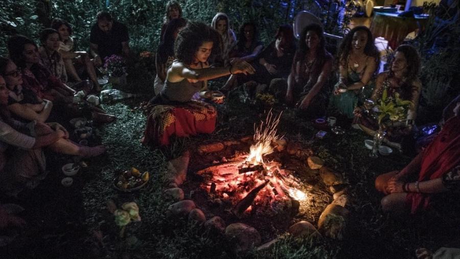 Em volta da fogueira, as mulheres cantaram, dançaram e meditaram no ritual da bênção do útero - Carine Wallauer/UOL