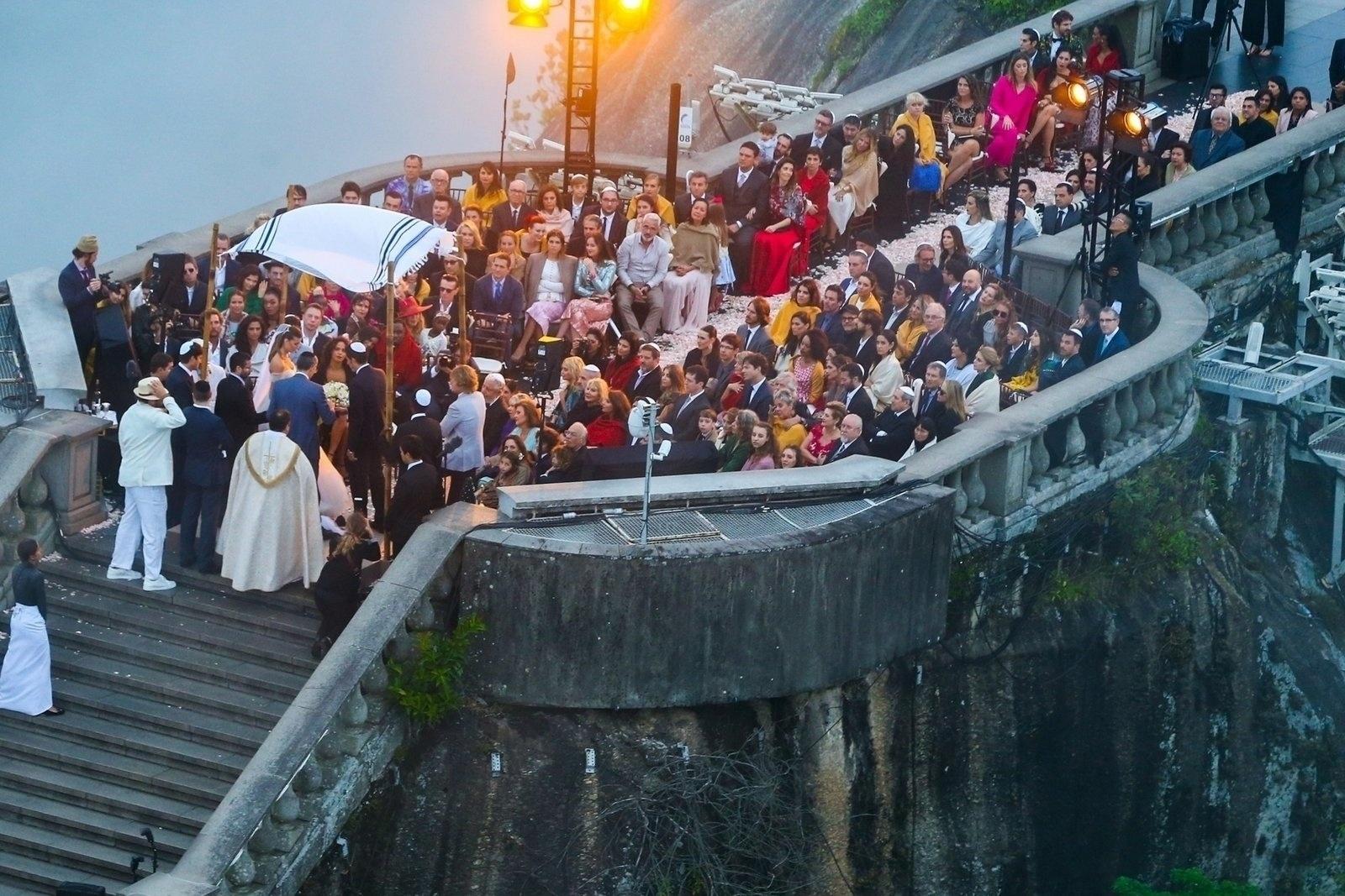 Casamento de Guy Oseary e Michelle Alves no Cristo Redentor, no Rio, com convidados famosos como Bono, Madonna, Ashton Kutcher e Anthony Kiedis - AgNews