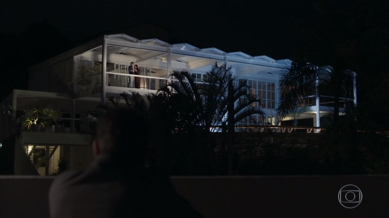 Detetive fotografa Renan (Marcello Novaes) e Elizabeth (Gloria Pires) em "O Outro Lado do Paraíso" - Reprodução/TV Globo