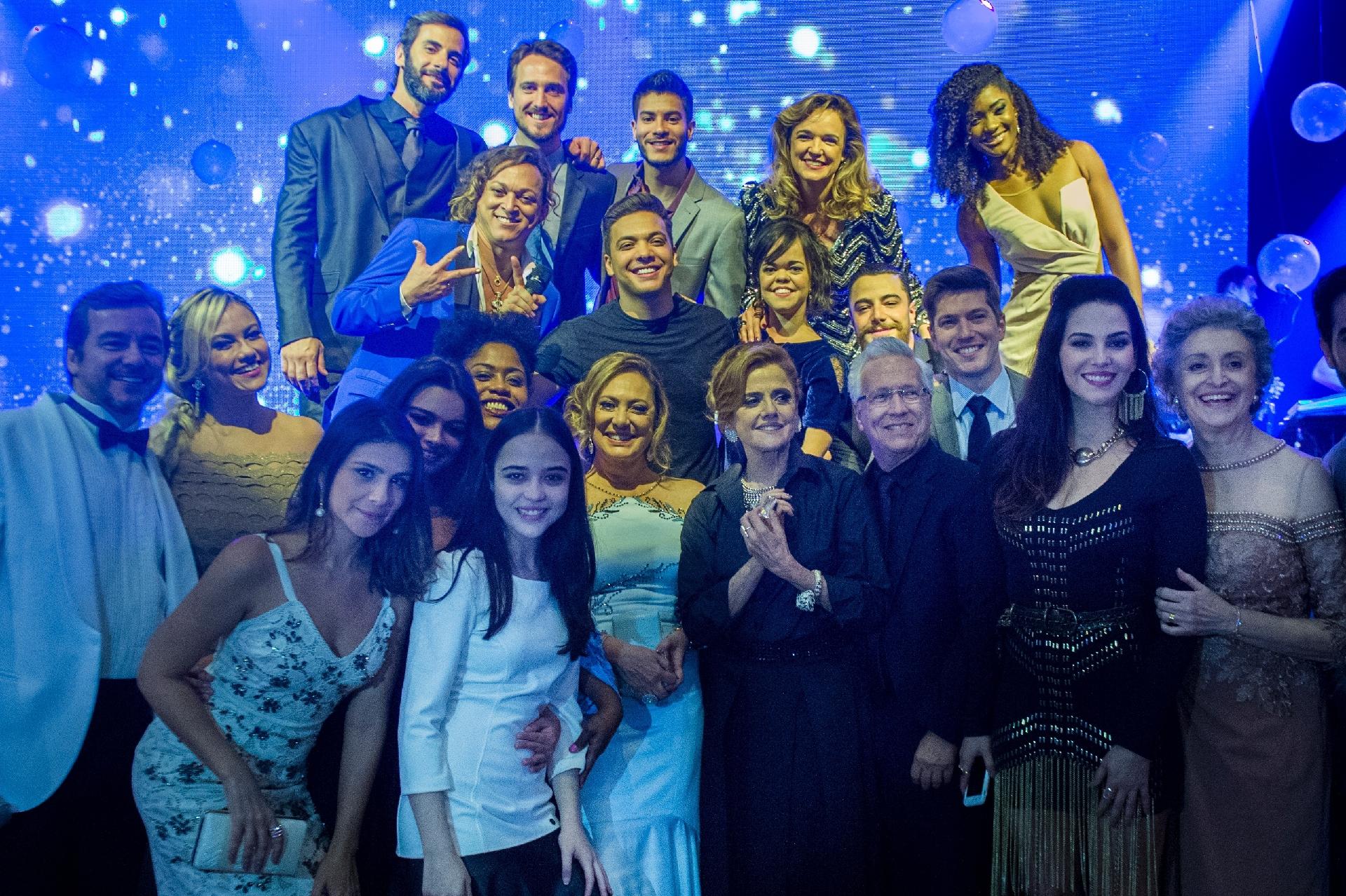 Elenco reunido posa com Wesley Safadão - Raquel Cunha/Globo