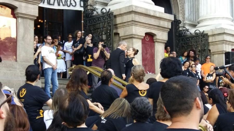 Ana Botafogo e Carlinhos de Jesus dançaram juntos "Fascinação" na manifestação dos servidores do Theatro Municipal contra os salários atrasados e o não repasse da verba de manutenção do local - Ana Cora Lima/UOL