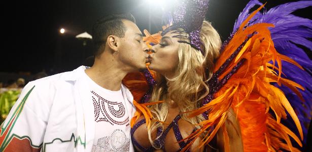 Vestida de diabo, Juju Salimeni ganha beijo de boa sorte do namorado Felipe Franco - Ricardo Matsukawa/UOL - Ricardo Matsukawa/UOL