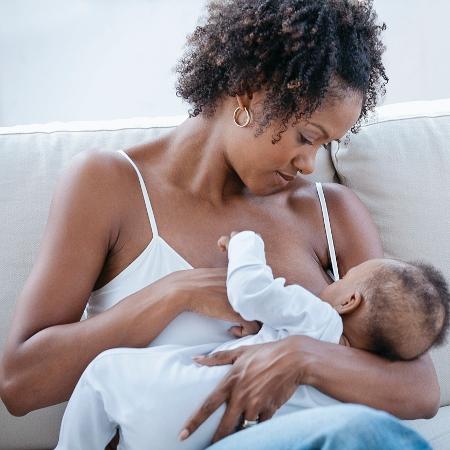 Bebês que mamam no peito têm um risco menor de desenvolverem chiado, infecções, asma e obesidade - iStock