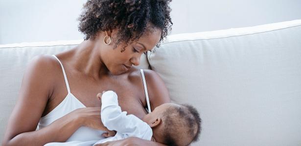 O leite materno é capaz de passar anticorpos da mãe para o bebê  - iStock