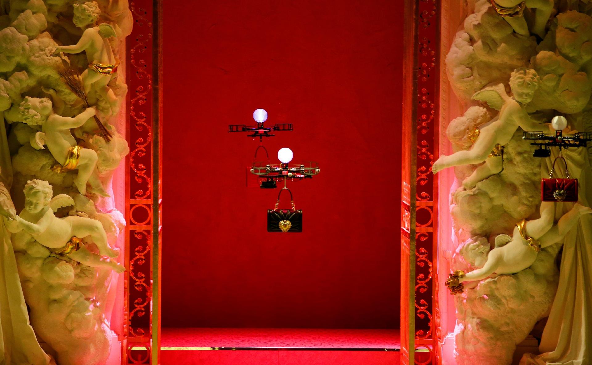 Drones no desfile da Dolce & Gabbana, em Milão - Tony Gentile/REUTERS