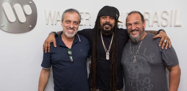 Sergio Affonso (Presidente da Warner), Marcelo Falcão e Wagner Vianna (Gerente Artístico) - Divulgação - Divulgação