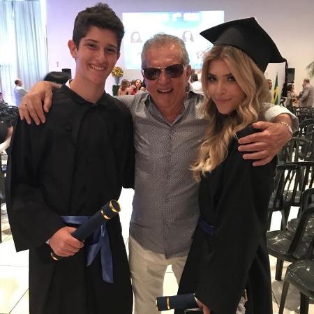 Carlos Alberto de Nóbrega com os filhos João Victor e Maria Fernanda - Reprodução/Instagram/calbertonobrega