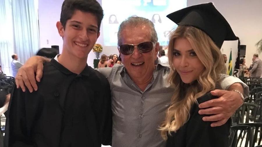 Carlos Alberto de Nóbrega com os filhos João Victor e Maria Fernanda - Reprodução/Instagram/calbertonobrega