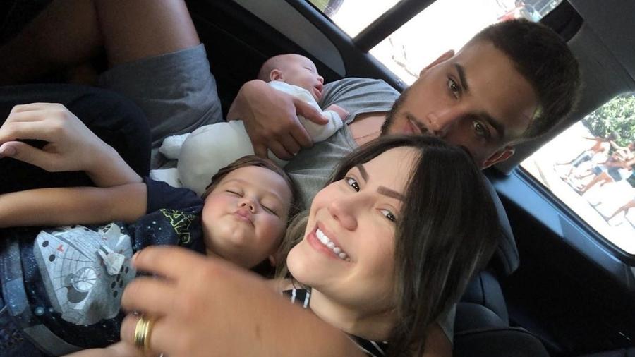 Sarah Poncio e Jonathan Couto com os filhos, antes de receberem Josué - Reprodução/Instagram