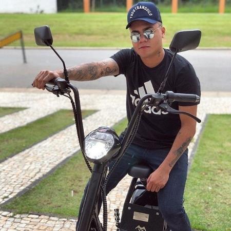 Sertanejo Felipe Araújo posa com sua motoneta elétrica; modelo virou febre entre famosos - Reprodução