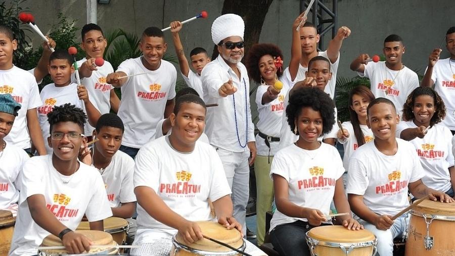 Carlinhos Brown ao lado de jovens do projeto Pracatum, em Salvador - Divulgação/Pracatum