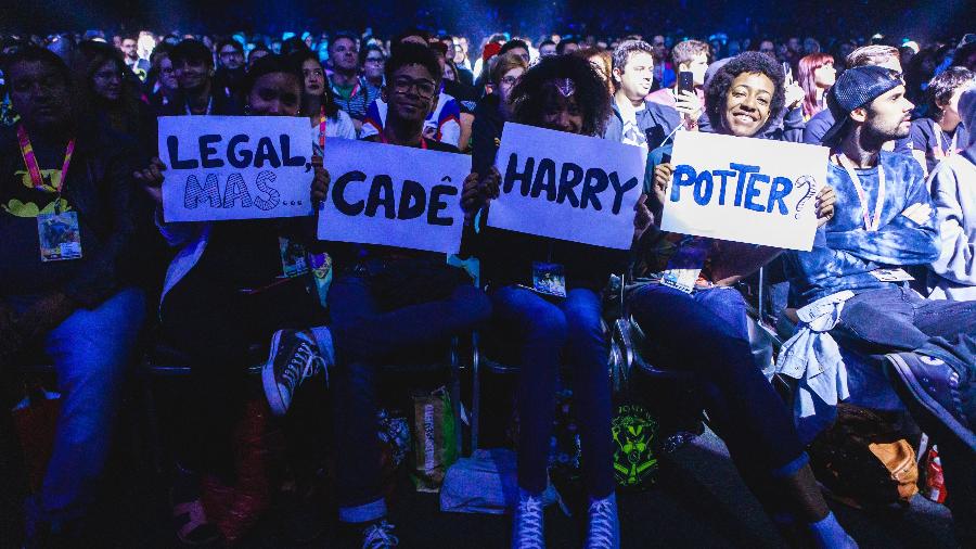 Fãs de Harry Potter exibem meme durante painel da Netflix na CCXP 2019 - Vans Bumbeers/Divulgação