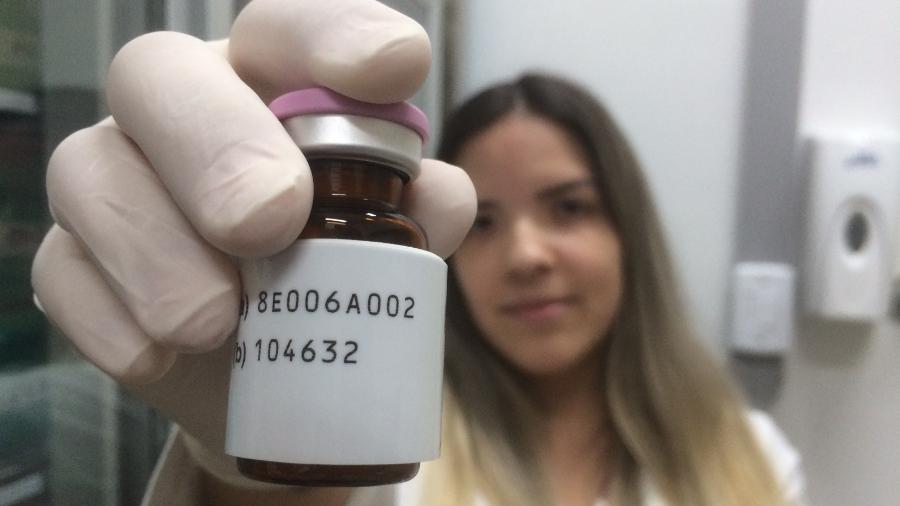 Frasco de trastuzumabe deruxtecan, que vem sendo testado em Porto Alegre - Luciano Nagel/UOL