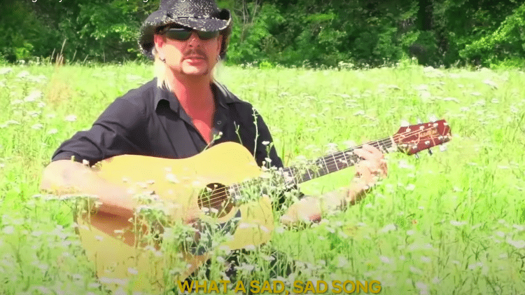 Joe Exotic, o Tiger King, em cena do videoclipe "I Saw a Tiger" - Reprodução - Reprodução