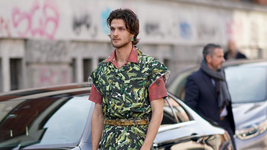 Convidado com estampa militar na Semana de Moda de Milão em 2020 - Edward Berthelot/Getty Images