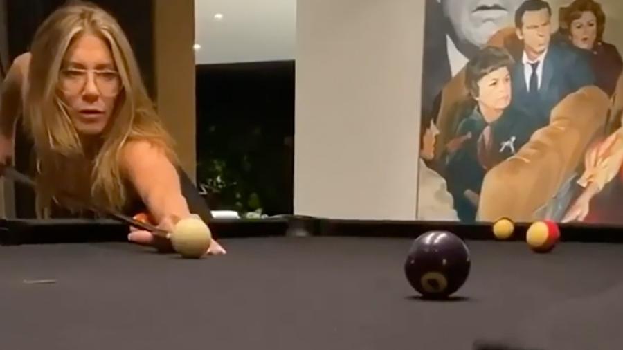 Jennifer Aniston jogando sinuca - Reprodução