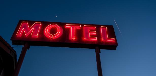 Anúncio no meio da estrada. Será que millennials não gostam de motel? 