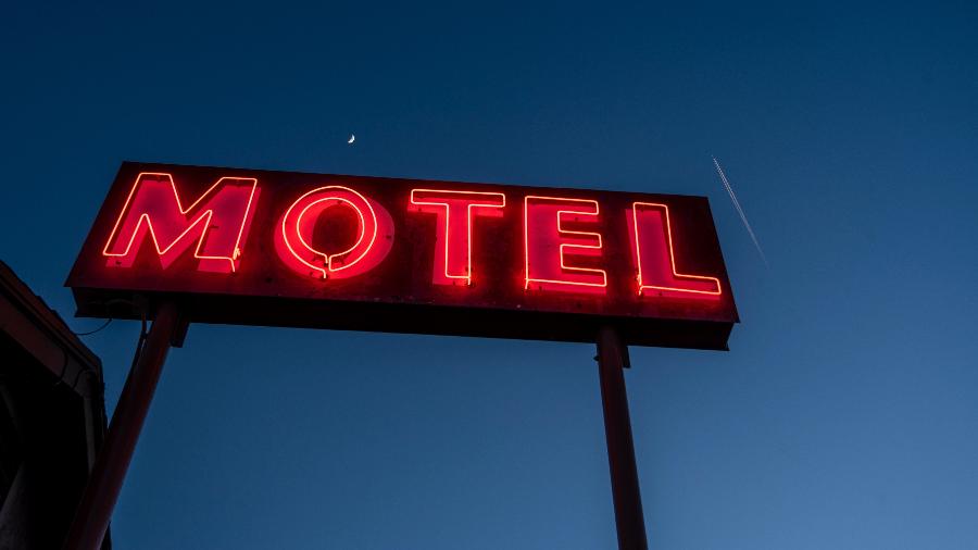 Anúncio no meio da estrada. Será que millennials não gostam de motel?  - Getty Images/iStockphoto