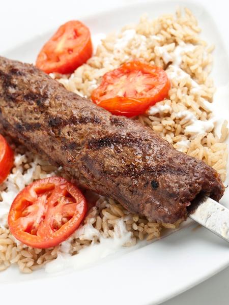 Kafta no espeto: material chato adere melhor - Getty Images/iStockphoto - Getty Images/iStockphoto