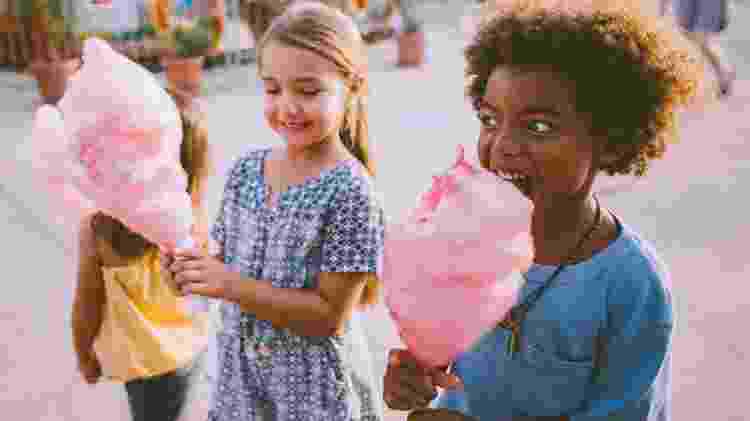 sugar high, crianças comendo algodão doce, açúcar, carboidratos - iStock - iStock