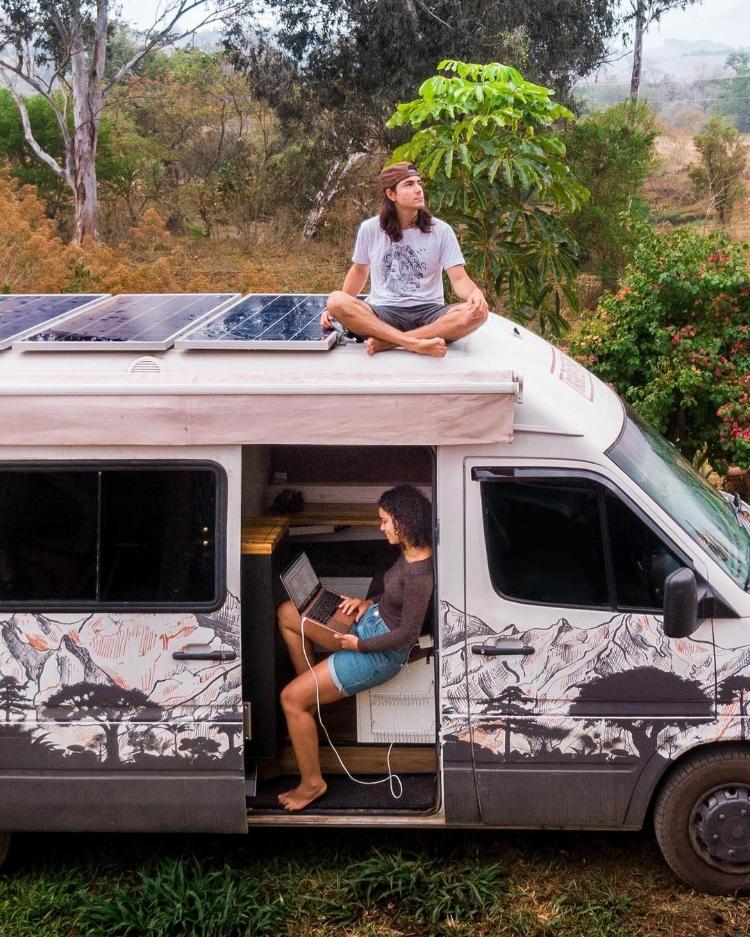 Casal e o furgão utilizado para as viagens - Arquivo Pessoal - Arquivo Pessoal