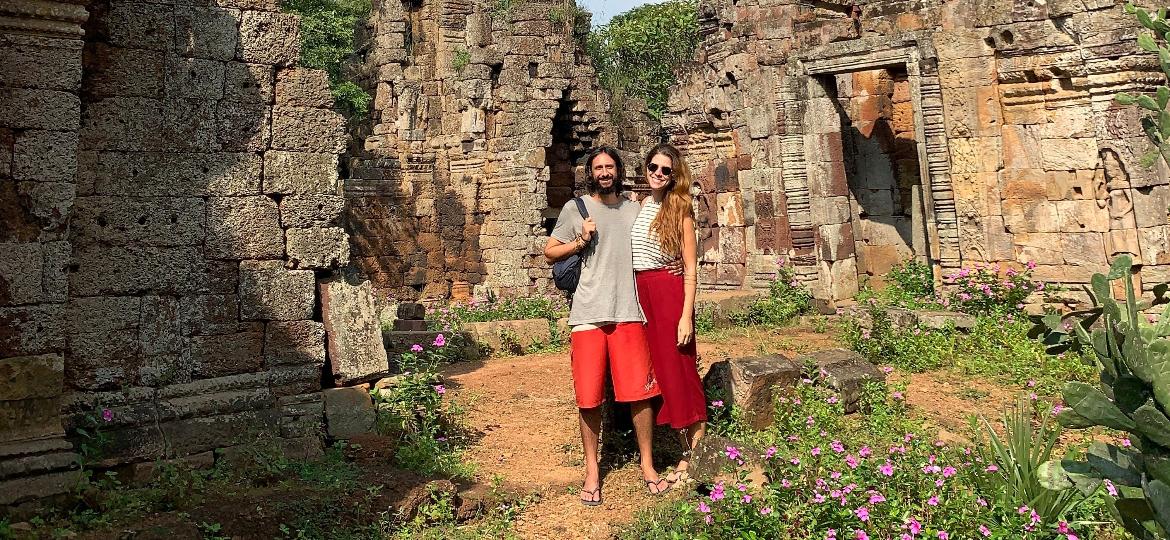 O casal Juliana Maya e Ricardo Sorrenti no Templo em Battambang - Arquivo pessoal