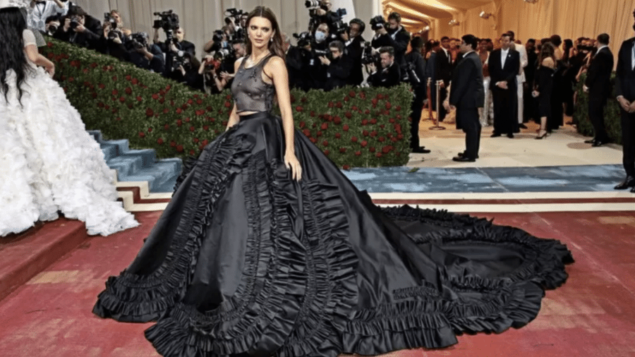 Kendall Jenner aposta em vestido da Prada para o Met Gala, nos EUA - Dimitrios Kambouris