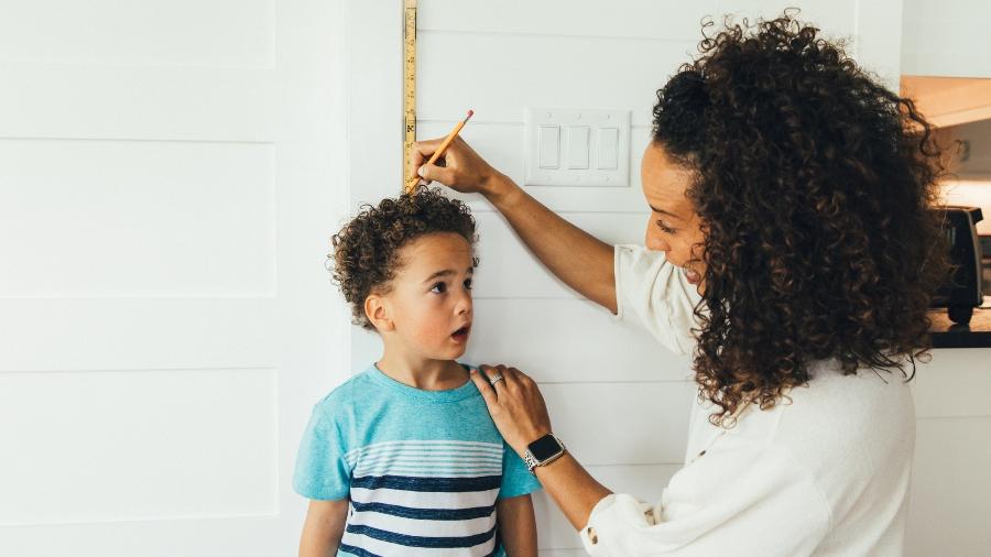 Pais podem observar se criança está com distúrbio se ela deixa de perder roupas e sapatos, por exemplo - iStock