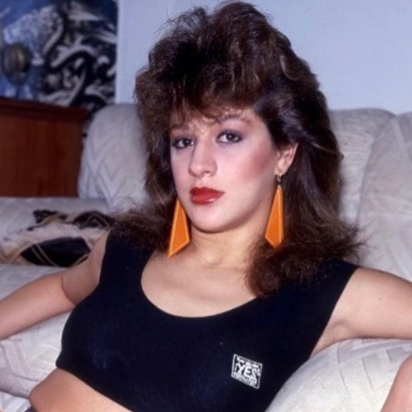 Claudia Raia compartilha fotos suas dos anos 80 e cabelo chama atenção