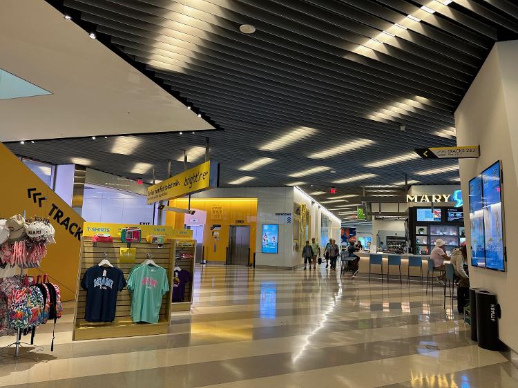 A estação de Miami tem lojinhas, cafeterias e salas de espera ao estilo dos aeroportos