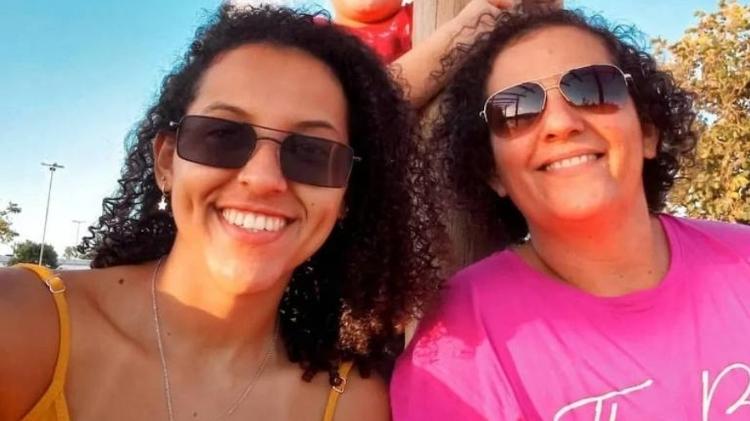 Ana Clara, fã que morreu em show de Taylor Swift, ao lado da mãe, Adriana Benevides