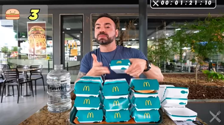 Ricardo Corbucci comendo McFish 2 - Reprodução/YouTube - Reprodução/YouTube
